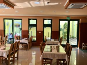 Restauracja lub miejsce do jedzenia w obiekcie Rábensteiner Panzió