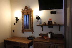 Телевизор и/или развлекательный центр в Kemerli Konak Boutique Hotel