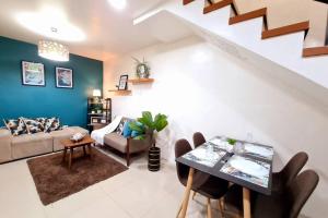 een woonkamer met een bank en een tafel bij Cozy Space Near SM with Netflix and Fiber WiFi in Batangas City