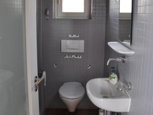 een kleine badkamer met een toilet en een wastafel bij Ferien-und Gästehaus Wilma in Langenargen