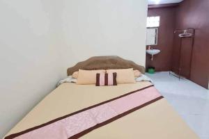 Postel nebo postele na pokoji v ubytování Pesona Wisata Alam Ciparay Endah Mitra RedDoorz