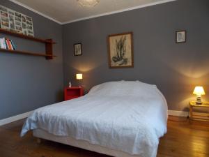 ein Schlafzimmer mit einem weißen Bett und zwei Lampen in der Unterkunft Louberne in Casteljaloux