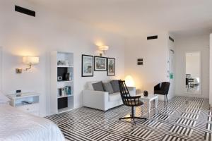 una camera con letto, divano e scrivania di Hotel Bristol a Sorrento