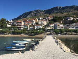 a group of boats parked on the shore of a beach at Apartment Duce in Omiš