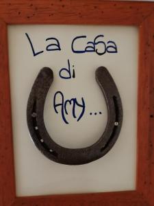 a picture of a horseshoe with the words la casa at la casa di Amy in Taverne dʼArbia