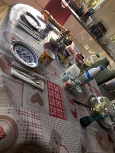 een tafel met een aanrecht met items erop bij CAMPAGNE ET MER in Saâne-Saint-Just