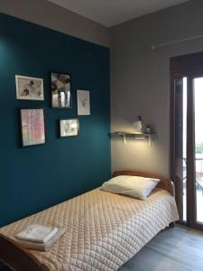 a bedroom with a bed with a blue wall at Aravanes in Thrónos