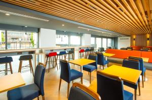 a restaurant with tables and chairs and a bar at Holiday Inn Express Swindon City Centre, an IHG Hotel in Swindon