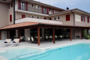 Bazén v ubytování Hotel B&B Fortuna nebo v jeho okolí
