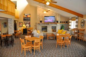 A restaurant or other place to eat at AmericInn by Wyndham Clear Lake
