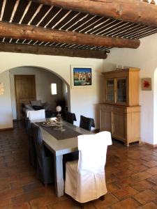 a dining room with a table and chairs in a room at Villa dans le LUBERON à 2 km de LOURMARIN in Lauris