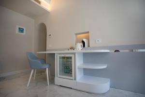 kuchnia z blatem i niebieskim krzesłem w obiekcie Franco's House Tropea w Tropei