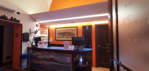 De lobby of receptie bij Hotel Neapolis