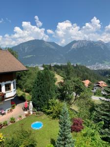 una persona parada en un patio con un frisbee en Bellevue Apartments, en Bürserberg