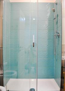 una doccia con porta in vetro in bagno di Trastevere Boulevard a Roma