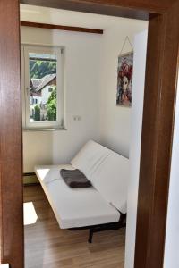 een klein bed in een kamer met een raam bij Ferienwohnung Isabell in Ebensee