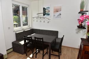 uma sala de jantar com uma mesa e cadeiras e um sofá em Ferienwohnung Isabell em Ebensee