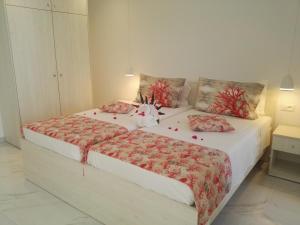 two beds in a white room with two beds sidx sidx sidx at Bouganville Bed & Breakfast Stegna in Archangelos