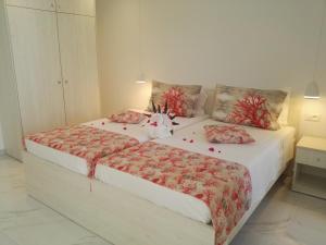 เตียงในห้องที่ Bouganville Bed & Breakfast Stegna