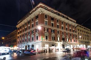 ローマにあるMDM Guesthouseの夜の街路大レンガ造り