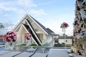 坎古Tirtha Khayangan的一栋建筑前有一束鲜花