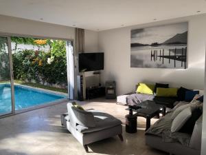 Villa moderne avec piscine, front de mer tesisinde veya buraya yakın yüzme havuzu