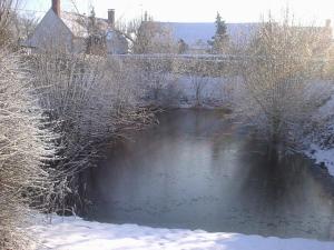 een stroom water met sneeuw op de grond bij La Pause - Val de Loire (20 mins - Zoo de Beauval) in Chabris