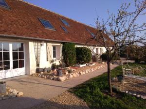 een huis met een pad ervoor bij La Pause - Val de Loire (20 mins - Zoo de Beauval) in Chabris