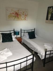 dos camas sentadas una al lado de la otra en una habitación en The Victoria Hotel en Burnham on Sea