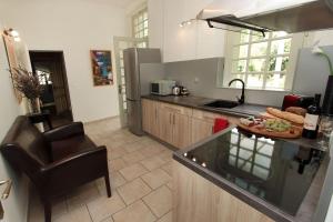 Køkken eller tekøkken på Villa Aimée Luxury Apartments with Heated Pool