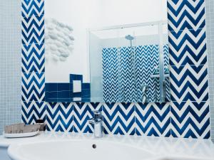 La salle de bains est pourvue d'un chevrons bleu et blanc. dans l'établissement Sweet Country Home - Casa LuMePa, à Pompéi