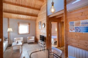Pokój z salonem i sypialnią w obiekcie Villas de Arribes w mieście Aldeadávila de la Ribera