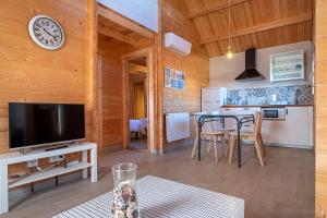 cocina y sala de estar con TV y mesa en Villas de Arribes, en Aldeadávila de la Ribera