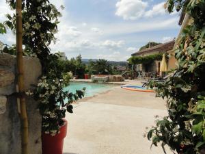 Cette maison offre une vue sur la piscine. dans l'établissement Chambre d'hôtes Au creux du Chambon, à Joyeuse