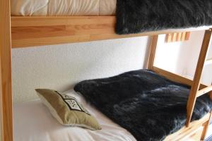 Letto a castello con cuscino sul letto a castello inferiore di VAUJANYLOCATIONS - La Fare Apt 10 a Vaujany