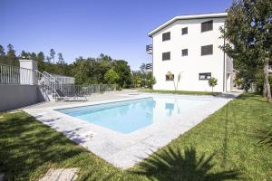 - une piscine dans une cour à côté d'un bâtiment dans l'établissement Sousa Horizonte - Louredo, à Vieira do Minho