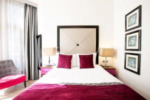 Letto o letti in una camera di Hotel Indigo London - Kensington, an IHG Hotel