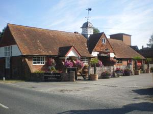 un bâtiment avec une tour d'horloge en haut dans l'établissement The Walhampton Arms, à Lymington