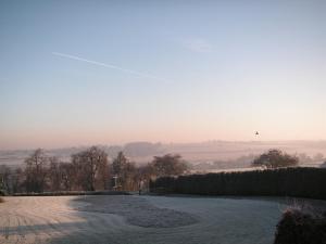 ノースウィッチにあるWall Hill Farmの遠くを飛ぶ鳥の雪原
