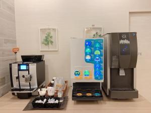 eine Küche mit Getränkespender und Kühlschrank in der Unterkunft Hotel Il Fiore Kasai in Tokio