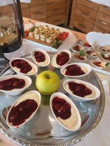 un vassoio con stuzzichini e una mela su un tavolo di Hotel-Weinhaus Stettler a Lieser