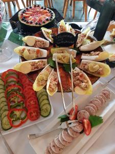 una tabella ricoperta da molti tipi di alimenti diversi di Hotel-Weinhaus Stettler a Lieser