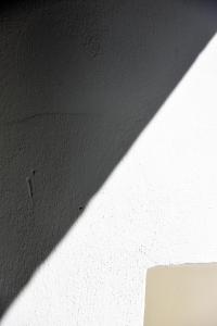 a close up of a white ceiling with a shadow at Arya Nobile Dimora in Carovigno