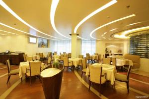 a dining room with tables and chairs in a restaurant at Jaypee Siddharth in New Delhi