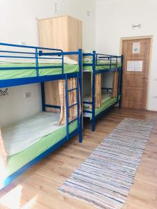 Двухъярусная кровать или двухъярусные кровати в номере Etno Hostel