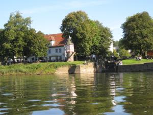 a house on the bank of a river at Zum Weserdampfschiff in Bad Karlshafen