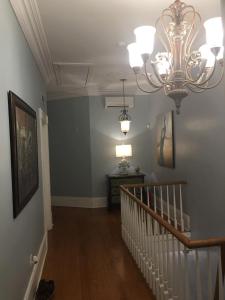 un pasillo de una casa con una lámpara de araña en WG Creole House 1850 en Nueva Orleans