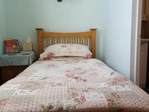1 dormitorio con 1 cama con edredón en White Guest House, en Bath