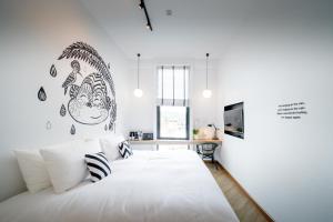 Blu Monkey Hub & Hotel Ranong客房内的一张或多张床位