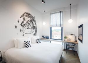 Blu Monkey Hub & Hotel Ranong客房内的一张或多张床位
